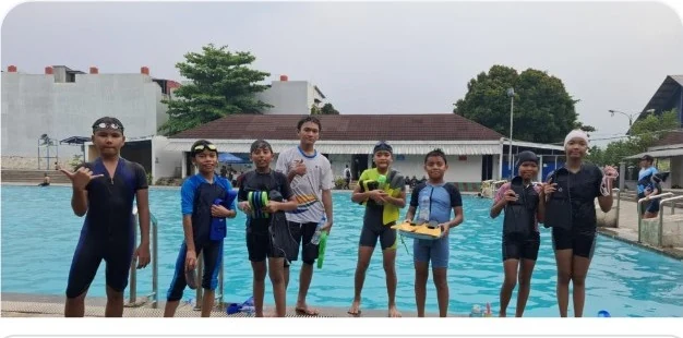 Gorka swimmers by the pool