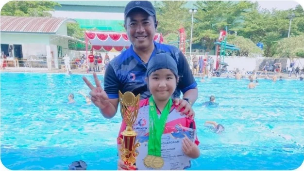 Gorka student receiving a trophy
