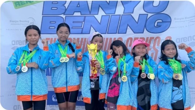 Gorka swimming team with medals